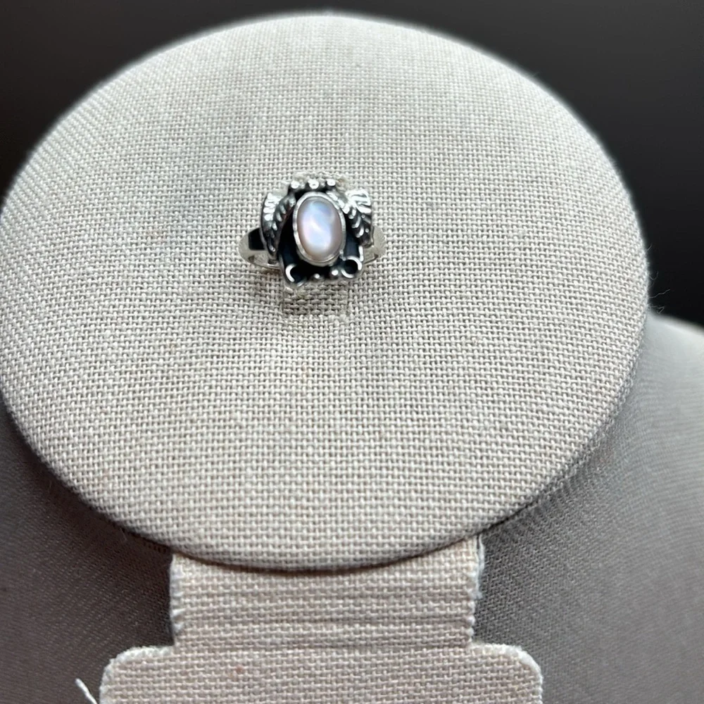 Vintage Sterling Silver Southwestern Pinkish White Iridescent Cabochon Ring Sz 4